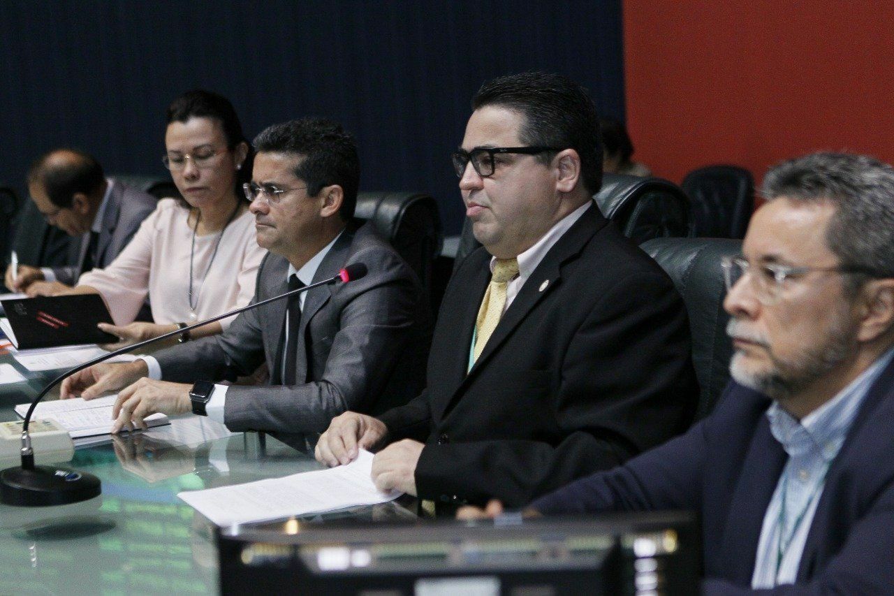 Presidente da Casa, David Almeida (2º à esquerda), recebe os reitores da Ufam e UEA